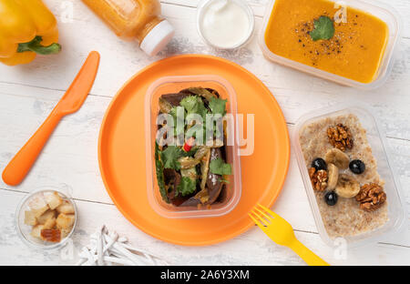 Porzione di pranzo con zuppa di lenticchie insalata e crema di farina e di latte Foto Stock