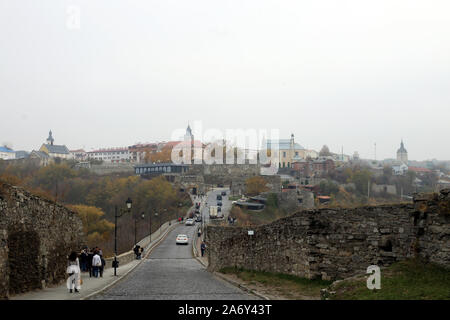 Strada per il castello.Kamianets-Podilskyi Castello è situato nella storica città di Kamianets-Podilskyi nella storica regione di Podolia nella parte occidentale del paese. Il suo nome è attribuito alla radice della parola kamin' dalla parola slava per pietra. Il castello è datato agli inizi del XIV secolo e addirittura precedente a questa, inizialmente costruito per proteggere il ponte che collega la città alla terraferma. Foto Stock