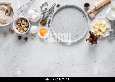 Natale o Xmas cottura sfondo culinario. Ingredienti per la cottura sul tavolo da cucina. Anno nuovo o Noel vacanza festosa decorazioni Foto Stock