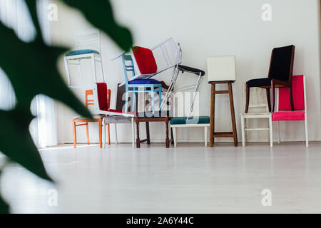 Un sacco di sedie diverse all'interno della camera bianca Foto Stock