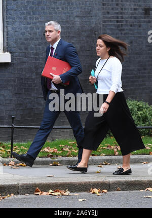 Segretario Brexit Stephen Barclay (sinistra) in arrivo per una riunione del gabinetto di Downing Street, Londra. Foto Stock