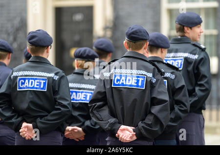 Londra, Inghilterra, Regno Unito. La polizia di cadetti in visita a Downing Street, Ottobre 2019 Foto Stock