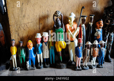 MALI, Bamako, negozio di souvenir africani, figure in legno coloniali COLON con casco tropicale o casco a spillo che mostrano diverse professioni Foto Stock