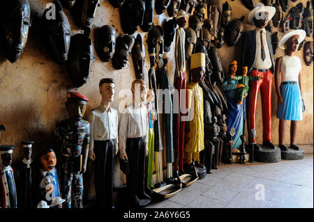 MALI, Bamako, negozio di souvenir africani, maschere tribali e figure in legno coloniali COLON con casco tropicale o casco a spillo che mostrano diverse professioni Foto Stock