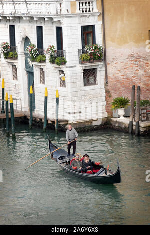 Un attraente coppia giovane prendere un giro sul Canal Grande in gondola. A Venezia, Italia. Foto Stock