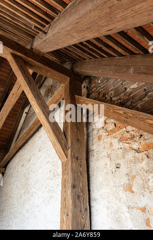 Angolo superiore del invecchiato in legno travatura del tetto Foto Stock