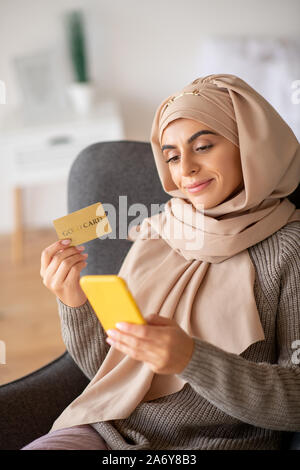 Pretty Woman abbattimento felice mentre lo shopping online Foto Stock