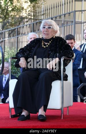 Los Angeles, Stati Uniti d'America. 28 ott 2019. Lina Wertmuller alla cerimonia di induzione per la stella sulla Hollywood Walk of Fame per Lina Wertmuller, Hollywood Boulevard, Los Angeles, CA il 28 ottobre 2019. Credito: Priscilla concedere/Everett raccolta/Alamy Live News Foto Stock