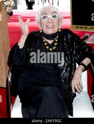 Los Angeles, Stati Uniti d'America. 28 ott 2019. Lina Wertmuller alla cerimonia di induzione per la stella sulla Hollywood Walk of Fame per Lina Wertmuller, Hollywood Boulevard, Los Angeles, CA il 28 ottobre 2019. Credito: Priscilla concedere/Everett raccolta/Alamy Live News Foto Stock