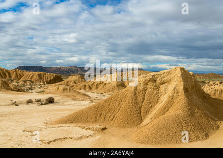 Argilla erosa rock sulla terra bianca nel deserto spagnolo Bardenas Reales Foto Stock