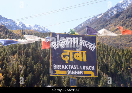 Hindustan ka Aakhri Dhaba, Chhitkul, valle di Sangla Hill, Kinnaur district, Himachal Pradesh, India, ottobre 2019 - Segno bordo dello scorso Dhaba restaur stradale Foto Stock