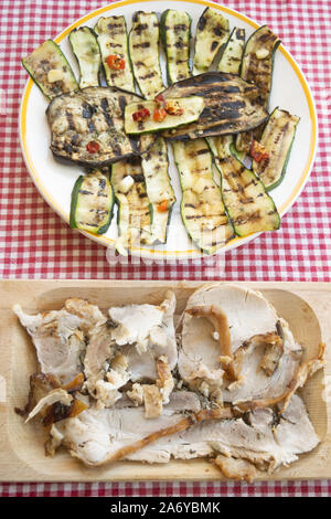 Il maialino arrosto o porchetta di Ariccia con verdure arrosto Foto Stock