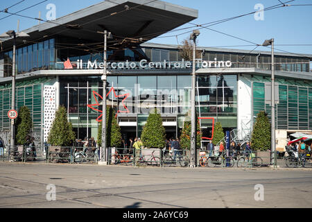 Close-up della vista frontale della facciata della Torino Italia mercato in una mattina di sole Foto Stock