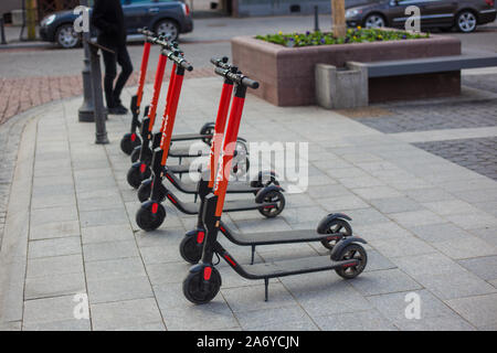 Vilnius, Lituania - 11 Aprile 2019: scooter elettrici sulla piazza del Municipio Foto Stock