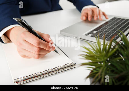 Imprenditore lavora al computer in ufficio. Immagine ritagliata di ragioniere maschio lavora con documenti Foto Stock