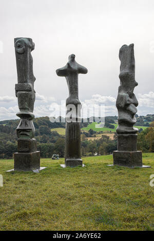 Tre sculture di motivi verticali di Henry Moore al Yorkshire Sculpture Park West Bretton vicino a Wakefield Yorkshire Inghilterra Regno Unito Regno Unito Foto Stock