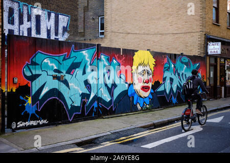 Londra / Regno Unito - 27 ottobre 2019: Una strada tipica a Spittalfields, Londra con un murale tra cui Boris Johnson come clown Foto Stock