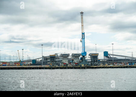 Porto di Tyne Coal Yards vicino South Shields sul fiume Tyne con nastri trasportatori Silos e Containers Tyne e Wear England Regno Unito Regno Unito Regno Unito Foto Stock