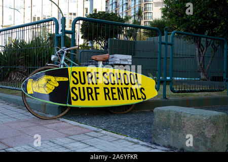 Coruna / Spagna - 23 Ottobre 2019: scuola di surf e noleggio surf accedi Riazor Coruna spagna Foto Stock