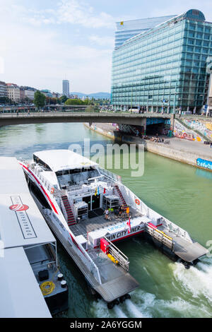 DDSG Blue Danube catamarano veloce giro sul fiume in barca, Donaukanal, Vienna, Austria Foto Stock