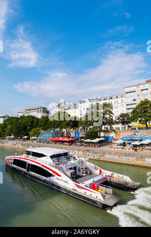 DDSG Blue Danube catamarano veloce giro sul fiume in barca, Donaukanal, Vienna, Austria Foto Stock