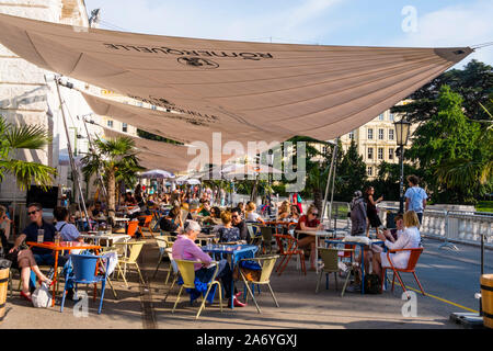 Terrazza, Palmenhaus cafe e ristorante, Burggarten, città vecchia, Vienna, Austria Foto Stock