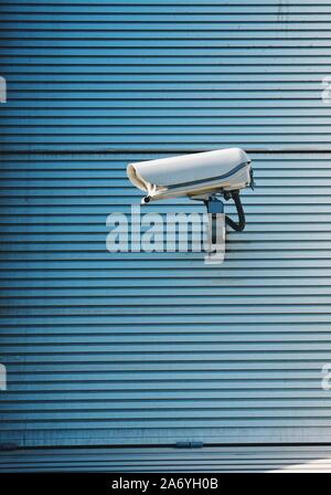 Una telecamera di sicurezza sulla parete dell'edificio Foto Stock