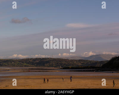 Vista su tutta la spiaggia Blue Flag di Benllech Isola di Anglesey North Wales UK a bassa marea verso il rosso Wharf Bay Pentraeth foresta e Llandonna Foto Stock