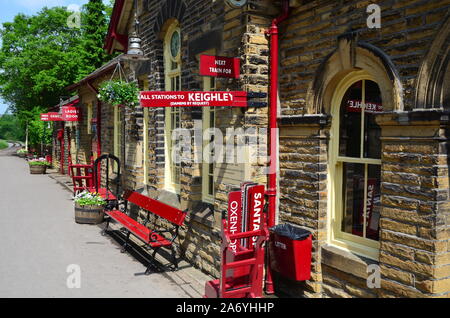 Indicazioni su Haworth stazione ferroviaria, Keighley e Worth Valley Railway Foto Stock