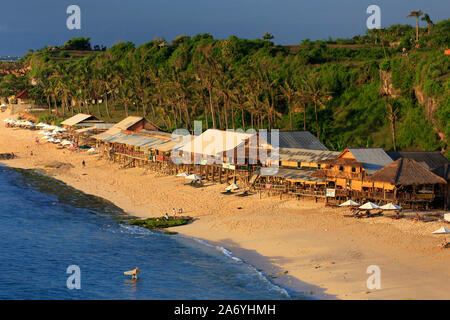 Bali, Bukit Peninsula, Balangan Beach, un popolare backpacker e surfer's destinazione nel sud di Bali Foto Stock