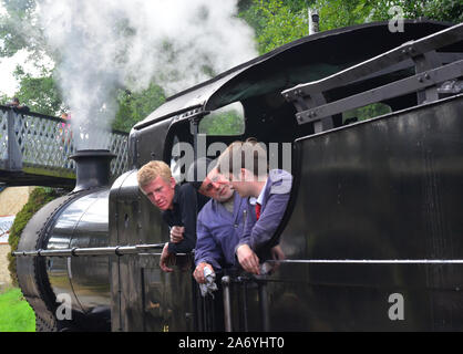 Treno a vapore e driver per i vigili del fuoco di parlare di guardia, KWVR, Keighley e Worth Valley Railway, Foto Stock