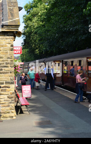 Salire sul treno, Ingrow, Keighley e Worth Valley Railway, Foto Stock