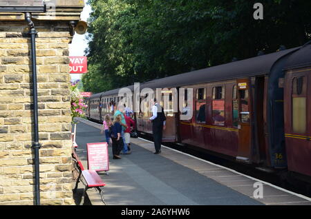 Salire sul treno, Ingrow 2 stazione, Keighley e Worth Valley Railway Foto Stock