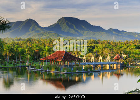 Indonesia, Bali, East Bali, Ujung, Taman Ujung acqua Palace e Gunung Lempuyang Mountain Foto Stock