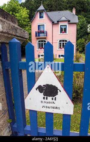 Pericolo Moutons (pericolo pecore) segno su un cancello a Port-Launay, Bretagna Finistère, Francia Foto Stock