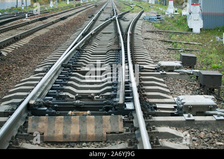 Frecce ferroviarie close up con rampa di elementi traccia Foto Stock