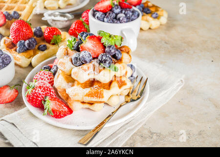 Dolce colazione casalinga cialde belghe con frutti di bosco - fragola e mirtillo Foto Stock