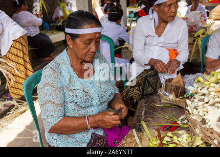 Ubud, Indonesia - 17 Settembre 2019: Balinese di preparazione per il tempio cerimoniale religioso offrendo in Goa Gajah induismo tempio di Bali. Foto Stock