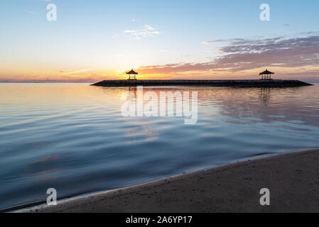 Sunrise a Pantai karang spiaggia di Sanur in Bali Indonesia Foto Stock
