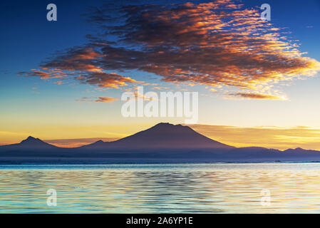 Gunung Agung volcano view dalla spiaggia di Sanur Bali Indonesia Foto Stock