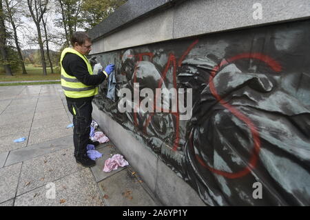 Ostrava, Repubblica Ceca. 29 ott 2019. Una ditta specializzata ha iniziato a pulire l'esercito rosso Memorial a Ostrava, Repubblica Ceca, il 29 ottobre 2019, che un ignoto vandalo irrorato con il colore rosso e spruzzato iscrizioni a pochi giorni fa. Credito: Jaroslav Ozana/CTK foto/Alamy Live News Foto Stock