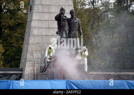 Ostrava, Repubblica Ceca. 29 ott 2019. Una ditta specializzata ha iniziato a pulire l'esercito rosso Memorial a Ostrava, Repubblica Ceca, il 29 ottobre 2019, che un ignoto vandalo irrorato con il colore rosso e spruzzato iscrizioni a pochi giorni fa. Credito: Jaroslav Ozana/CTK foto/Alamy Live News Foto Stock