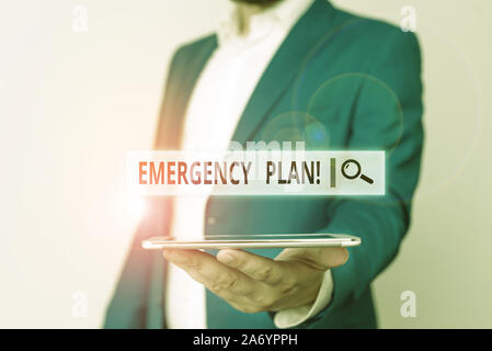 Conceptual la scrittura a mano che mostra il piano di emergenza. Concetto significato azioni sviluppate per ridurre i danni di potenziali eventi uomo nella suite blu e bianco s Foto Stock