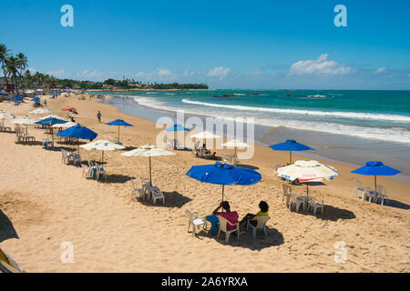 Salvador, Brasile - Circa nel settembre 2019: una vista della spiaggia di Itapua in una giornata di sole Foto Stock