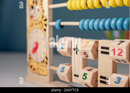 Per i bambini giochi in legno per imparare le ore di un orologio e di semplici operazioni matematiche di addizione, sottrazione, moltiplicazione e divisione, chiamato abacus Foto Stock