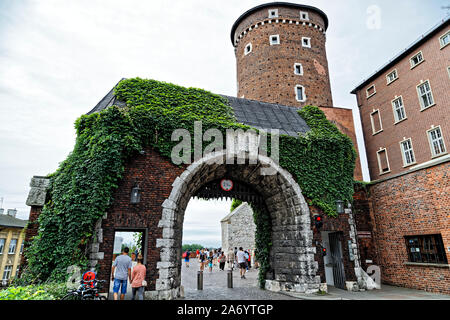 Cracovia in Polonia. Il 18 agosto, 2019. Brama Bernardynska gate, parte di Wawel complesso medievale in Cracovia in Polonia. Foto Stock