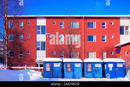 Paesaggio di casa in inverno la neve in Lapponia il riciclaggio dei rifiuti Foto Stock