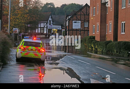 Le gravi inondazioni nella città di Northwich, Chester modo, Fiume Weaver Ottobre 2019, Cheshire, Inghilterra, Regno Unito - auto della polizia vicino area allagata Foto Stock