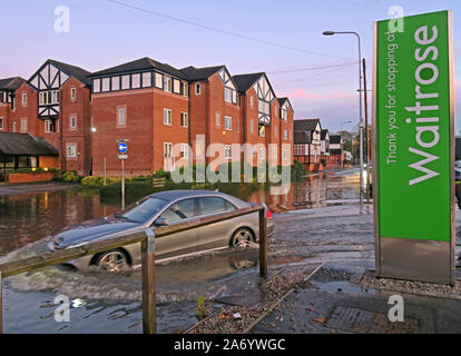 Le gravi inondazioni nella città di Northwich, Chester modo, Fiume Weaver Ottobre 2019, Cheshire, Inghilterra, Regno Unito - Waitrose Parcheggio Auto allagamento Foto Stock