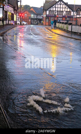 Le gravi inondazioni nella città di Northwich, Chester modo, Fiume Weaver Ottobre 2019, Cheshire, Inghilterra, Regno Unito - Scarichi griglia / Sollevato Foto Stock